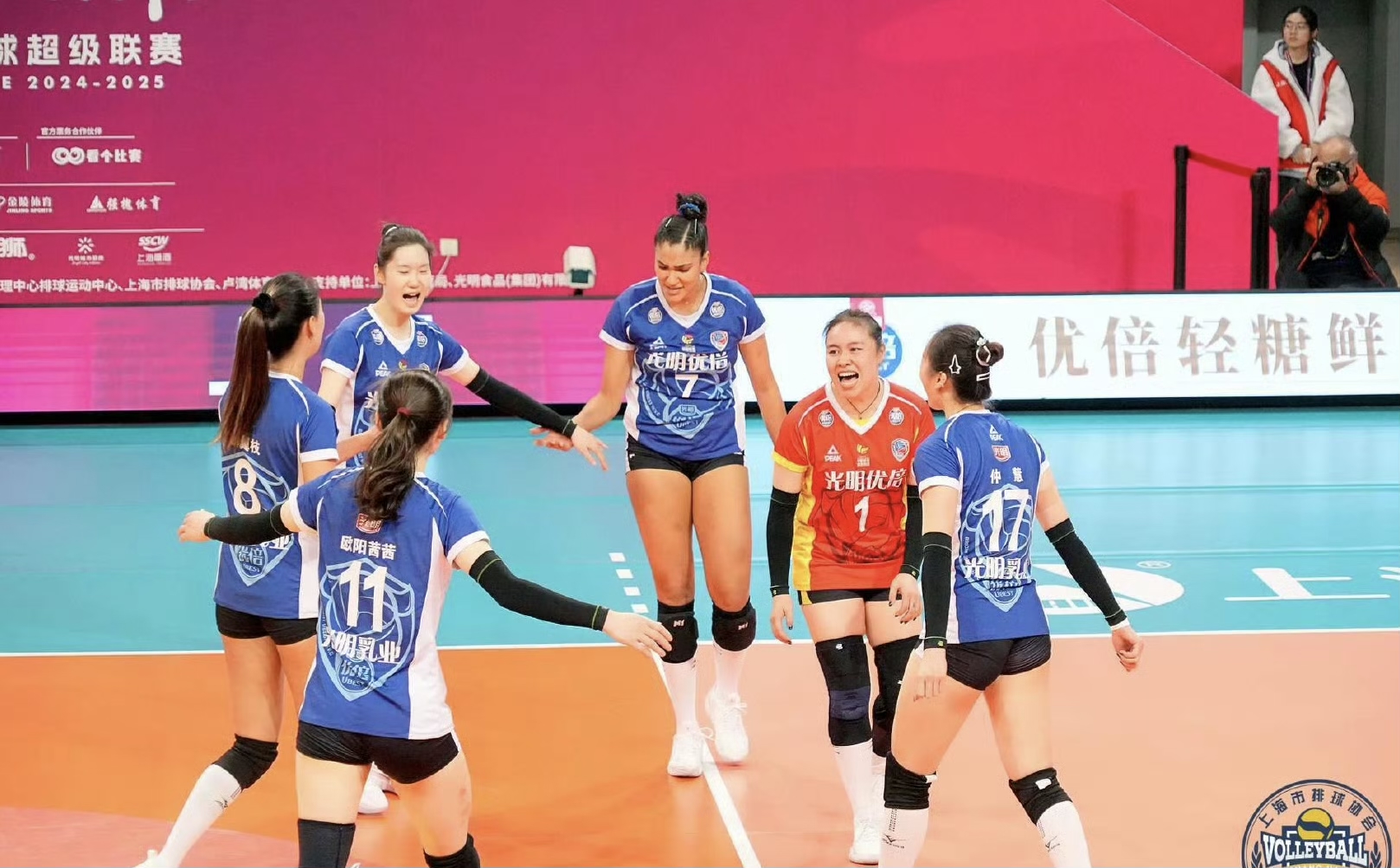 中国女排强势横扫凯尔特人晋级半决赛，状态火热！